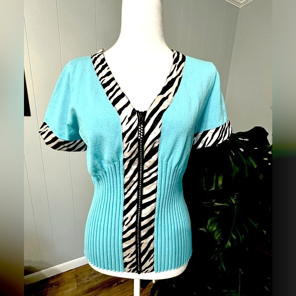#9)  Fontana zipper front knit top Size medium